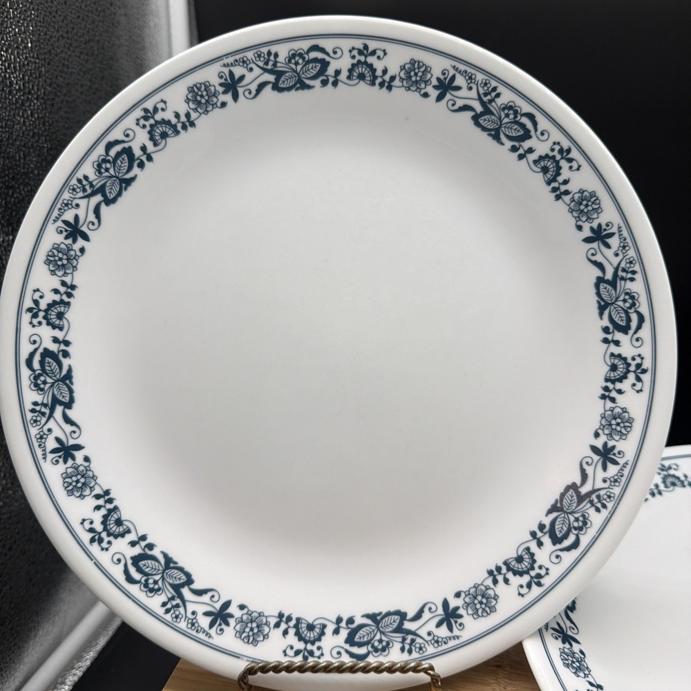 2 VTG Corelle by Corning Old Town Blue Onion 10.25" Dinner Plates